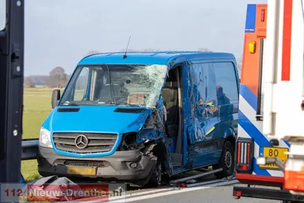 Bestelbus en vrachtwagen botsen op N34 bij Emmen, één gewonde — foto 1 van 12