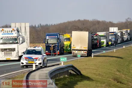 Bestelbus en vrachtwagen botsen op N34 bij Emmen, één gewonde — foto 3 van 12