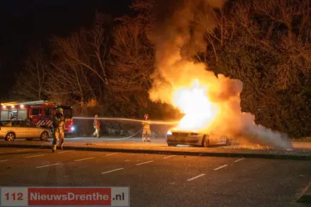 Brand verwoest auto in Nieuw-Amsterdam — foto 1 van 6