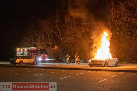 Brand verwoest auto in Nieuw-Amsterdam — foto 2 van 6