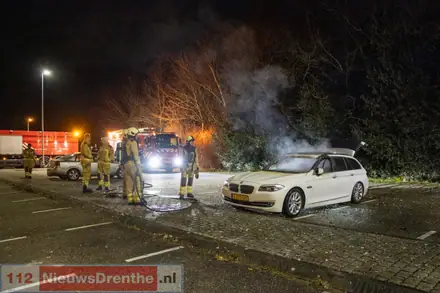 Brand verwoest auto in Nieuw-Amsterdam — foto 4 van 6