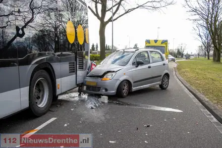Auto botst op lijnbus in Emmen — foto 1 van 3