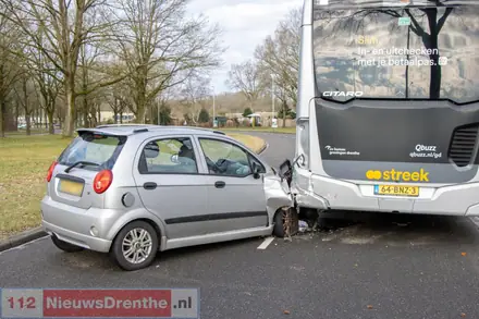 Auto botst op lijnbus in Emmen — foto 3 van 3
