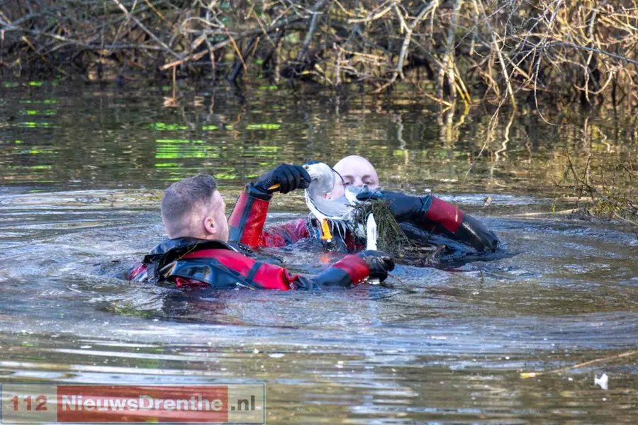 Hulpdiensten rukken uit voor in visdraad verstrikte reiger in Emmen