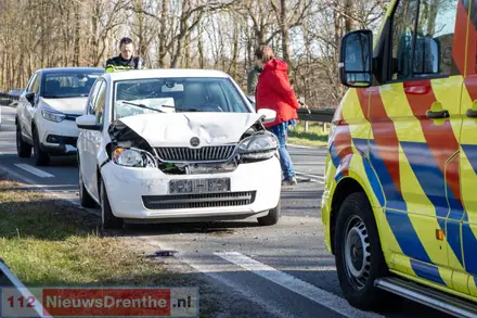 Meerdere auto’s botsen op elkaar op N381 bij Emmen — foto 3 van 9