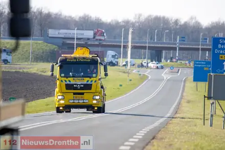 Meerdere auto’s botsen op elkaar op N381 bij Emmen — foto 8 van 9