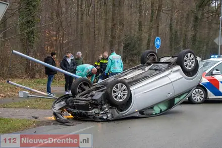 Auto botst met driewieler en slaat over de kop in Emmen — foto 3 van 4