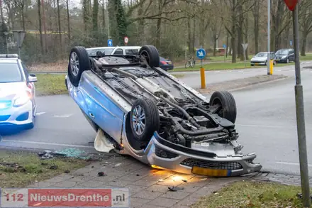Auto botst met driewieler en slaat over de kop in Emmen — foto 1 van 4