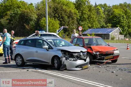 Auto’s zwaar beschadigd bij ongeval op kruispunt — foto 2 van 4