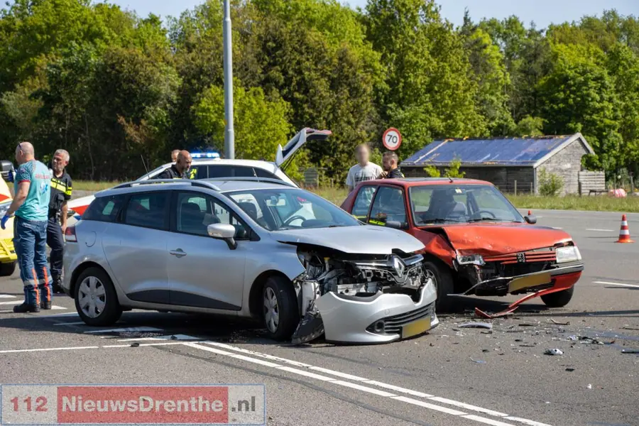 Auto’s zwaar beschadigd bij ongeval op kruispunt