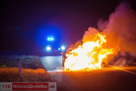 Auto brandt volledig uit op afrit A37 nabij Veenoord — foto 1 van 4