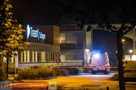 Verdacht pakketje aangetroffen bij hoofdingang van het Scheper ziekenhuis Emmen — foto 7 van 7