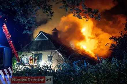 Uitslaande dak brand verwoest woning in Emmen — foto 2 van 4