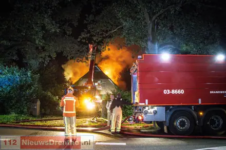Uitslaande dak brand verwoest woning in Emmen — foto 3 van 4