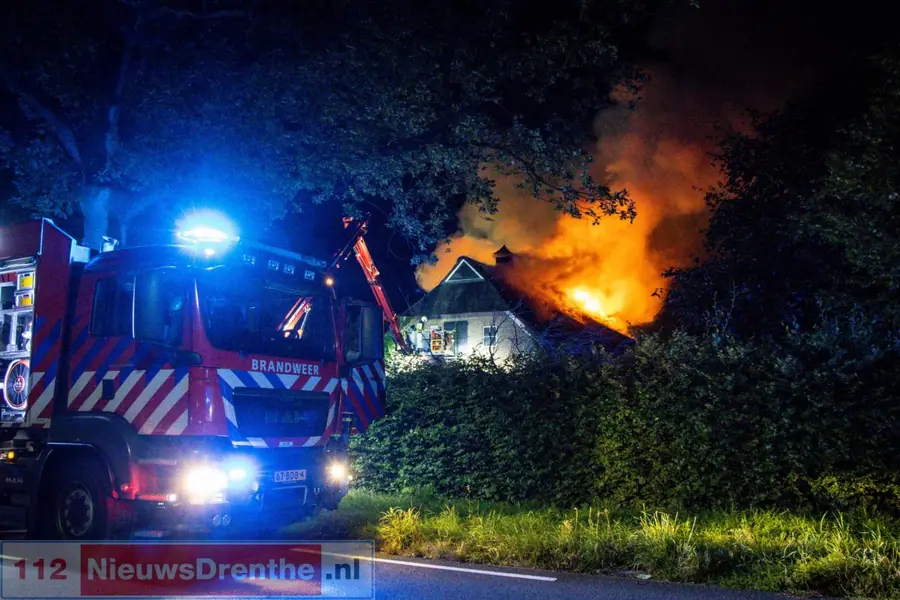 Uitslaande dak brand verwoest woning in Emmen