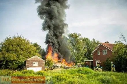 Uitslaande brand in schuurtje aan de Scheidingsweg in Nieuw Amsterdam — foto 1 van 3