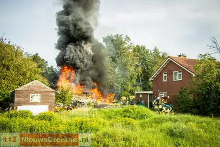 Uitslaande brand in schuurtje aan de Scheidingsweg in Nieuw Amsterdam — foto 3 van 3