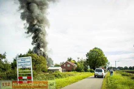 Uitslaande brand in schuurtje aan de Scheidingsweg in Nieuw Amsterdam — foto 2 van 3