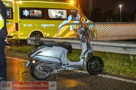 Automobilist en scooterrijder komen in botsing aan de Statenweg in Emmen — foto 2 van 2