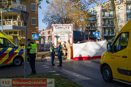 Persoon overleden na botsing tussen scootmobiel en vrachtwagen in Emmen — foto 1 van 3