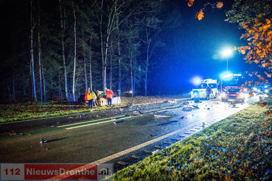 Twee personen bekneld na frontale botsing op N34 bij Odoorn [Video]