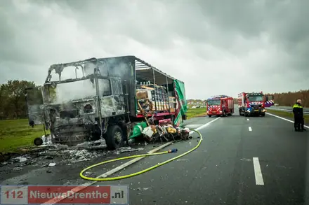 Vrachtwagen brand volledig uit op A37 bij Klazienaveen [Video] — foto 3 van 4