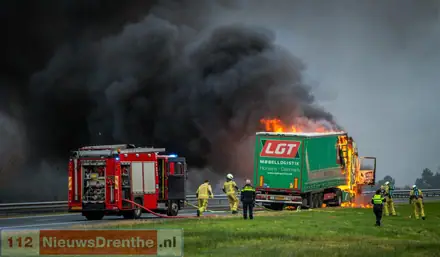 Vrachtwagen brand volledig uit op A37 bij Klazienaveen [Video] — foto 1 van 4