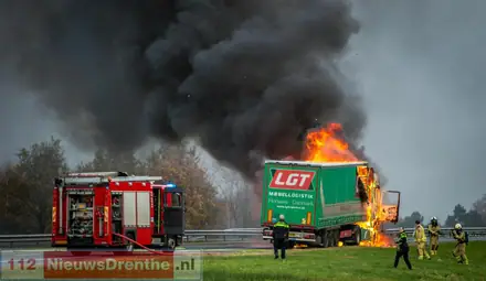 Vrachtwagen brand volledig uit op A37 bij Klazienaveen [Video] — foto 4 van 4
