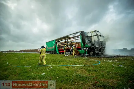 Vrachtwagen brand volledig uit op A37 bij Klazienaveen [Video] — foto 2 van 4
