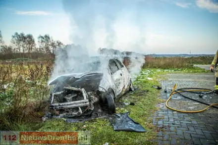 Gestolen auto volledig in brand aan de Fortweg in Emmen — foto 1 van 4