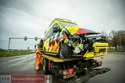 Ongeval tussen personenauto en ambulance op kruising Abel Tasmanstraat in Emmen [Video] — foto 6 van 6