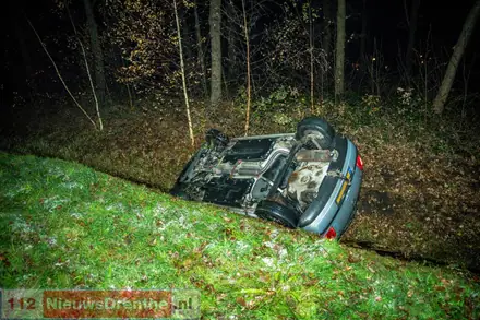 Auto raakt van de weg aan de Antares in Klazienaveen — foto 2 van 6