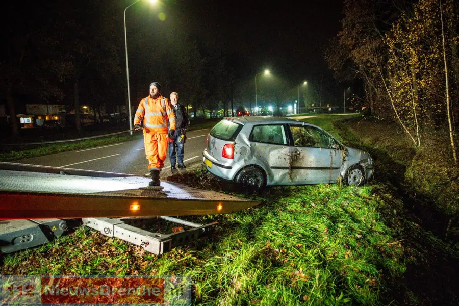 Auto raakt van de weg aan de Antares in Klazienaveen