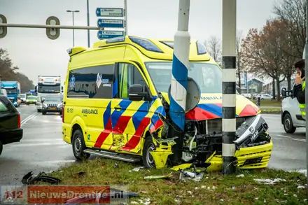 Ongeval tussen personenauto en ambulance op kruising Abel Tasmanstraat in Emmen [Video] — foto 2 van 6