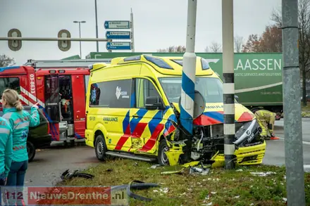 Ongeval tussen personenauto en ambulance op kruising Abel Tasmanstraat in Emmen [Video] — foto 1 van 6