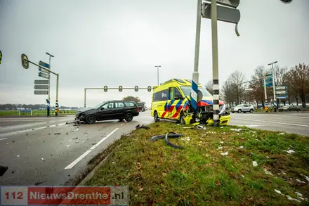 Ongeval tussen personenauto en ambulance op kruising Abel Tasmanstraat in Emmen [Video] — foto 3 van 6