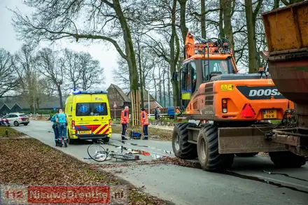 Graafmachine en fietser botsen op Zuidbargerstraat in Emmen — foto 1 van 2