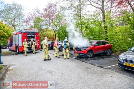 Auto in de brand aan de Spehornerbrink in Emmen — foto 1 van 4