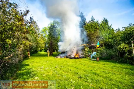 Stevige rookontwikkeling bij brand in Emmen — foto 3 van 5