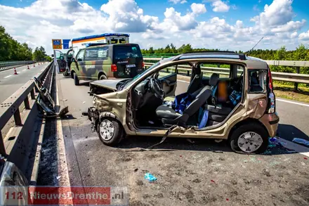 Nederlandse auto en vrachtwagen botsen op B402 in Duitsland [Video] — foto 1 van 6