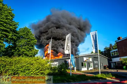Uitslaande brand in grote loods in Emmen [Video] — foto 4 van 8