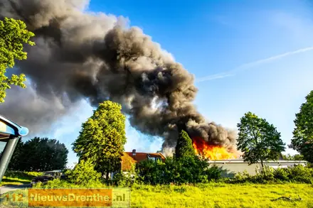 Uitslaande brand in grote loods in Emmen [Video] — foto 3 van 8