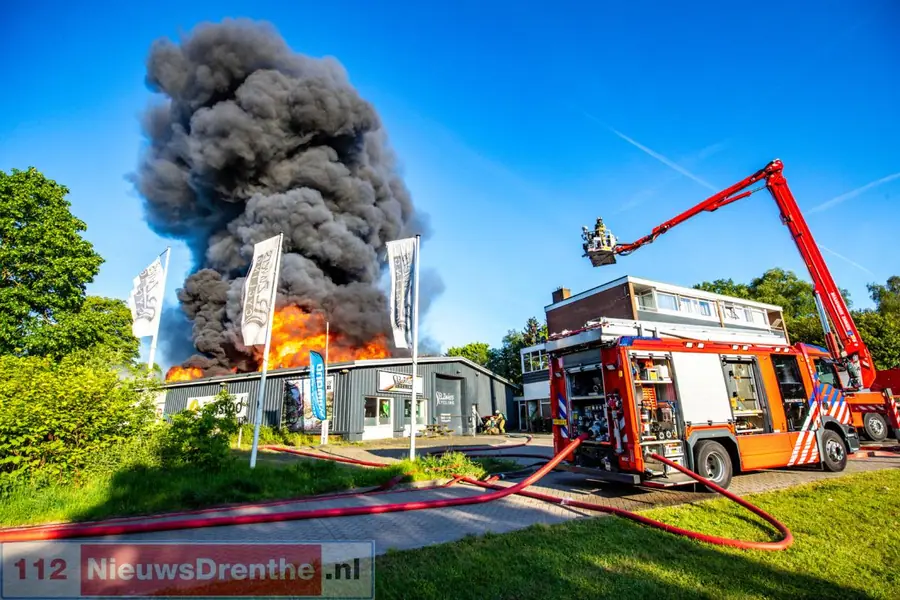 Uitslaande brand in grote loods in Emmen [Video]