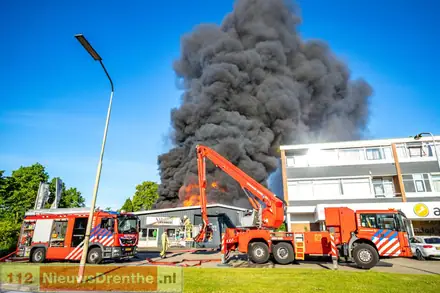 Uitslaande brand in grote loods in Emmen [Video] — foto 2 van 8