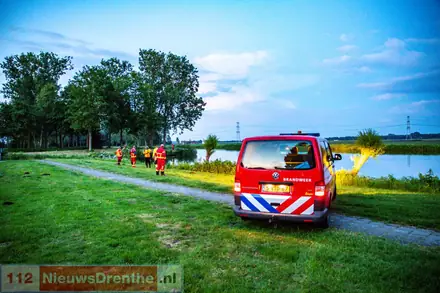 Brandweer redt reetje in Nieuw-Weerdinge — foto 3 van 8