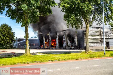Zaterdag: Zeer grote brand bij bedrijfspand in Klazienaveen — foto 6 van 7