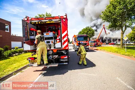 Zaterdag: Zeer grote brand bij bedrijfspand in Klazienaveen — foto 2 van 7