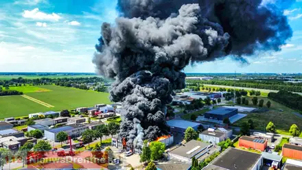 Zaterdag: Zeer grote brand bij bedrijfspand in Klazienaveen — foto 1 van 7