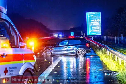 Nederlandse auto botst tegen vangrail aan op de A31 in Duitsland nabij Meppen-Nord — foto 1 van 4
