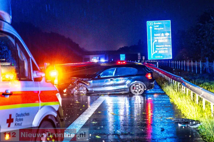 Nederlandse auto botst tegen vangrail aan op de A31 in Duitsland nabij Meppen-Nord